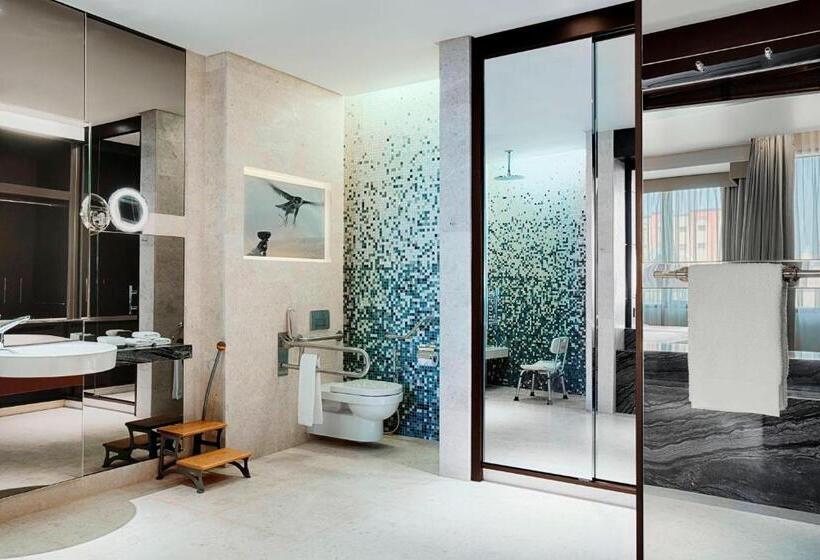 Номер Deluxe Вид на Город, The Westin Doha Hotel & Spa