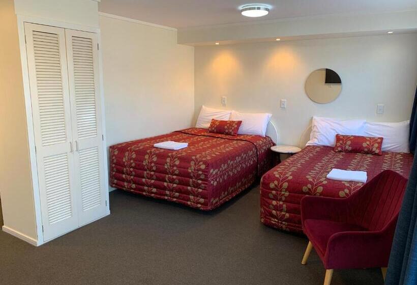 스탠다드 스튜디오, 755 Regal Court Motel