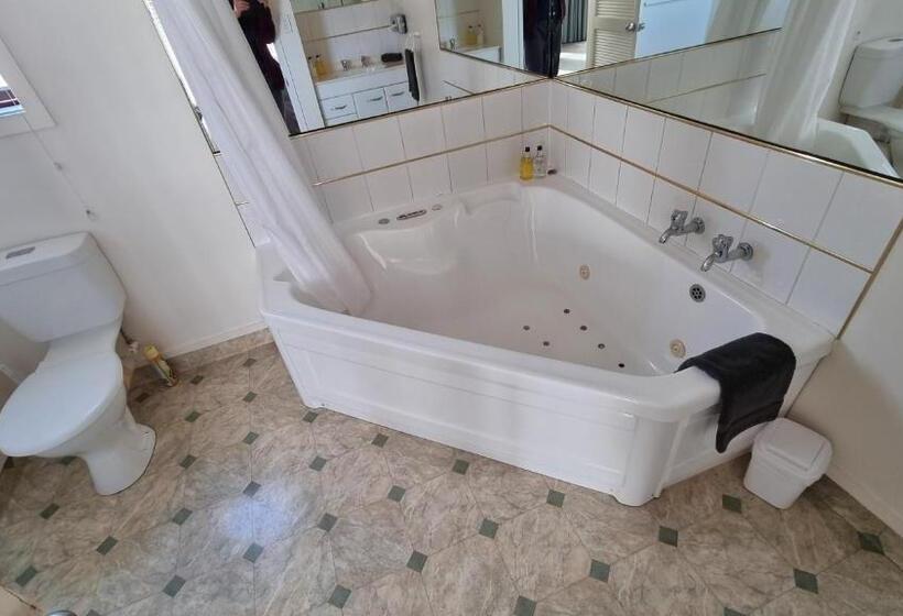수피리어 스튜디오, 755 Regal Court Motel