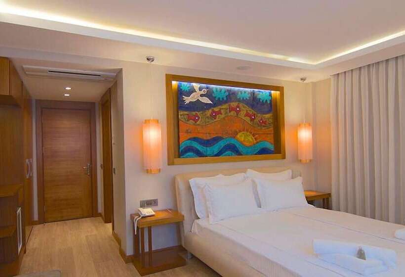 اتاق لوکس با چشم‌انداز دریا, Marisol Boutique