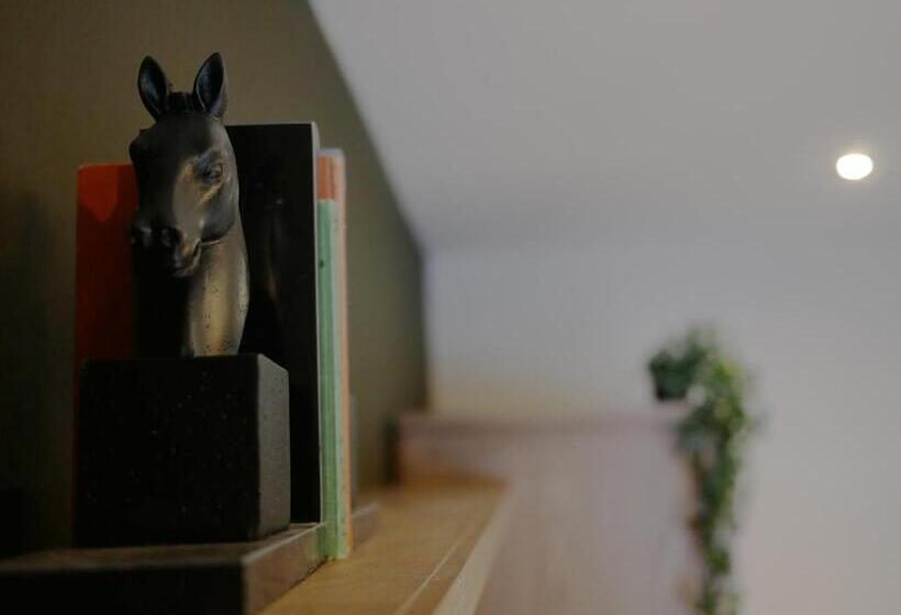 Номер Стандарт Адаптированный для Инвалидов, Waggon And Horses, Eaton, Congleton