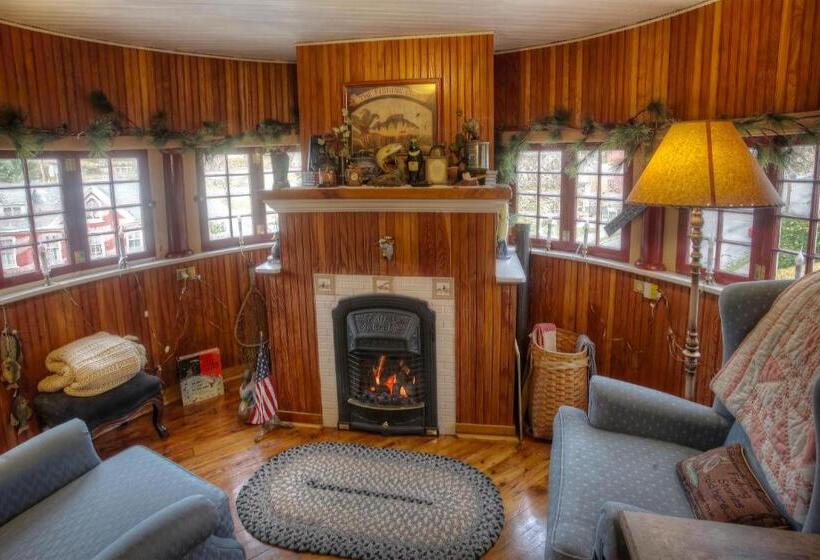 Люкс, The Queen, A Victorian Bed & Breakfast