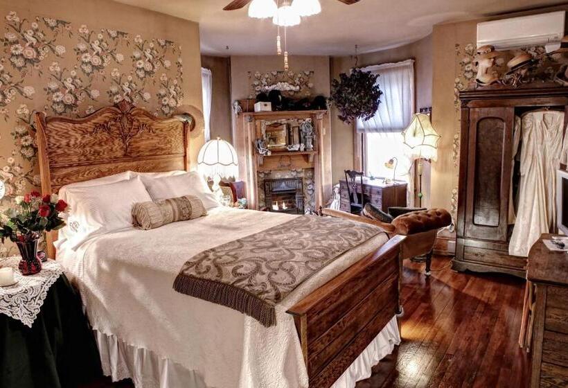 Номер Стандарт, The Queen, A Victorian Bed & Breakfast