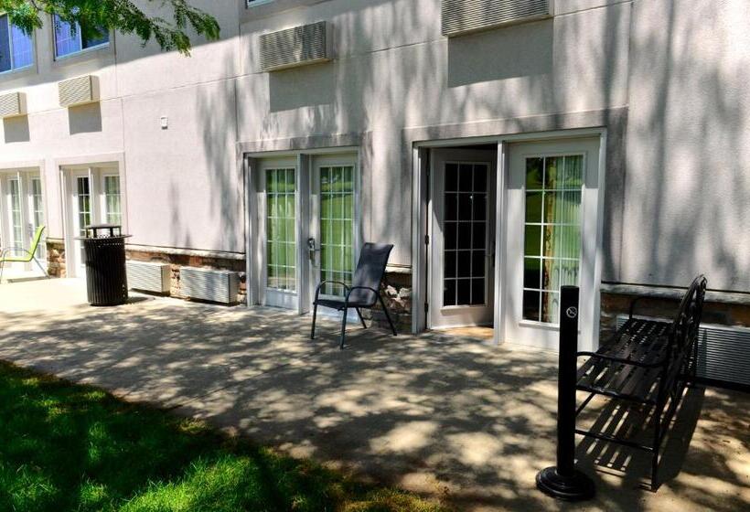 Люкс Семейный 2 Спальни, Cobblestone Inn & Suites   Denison | Majestic Hills
