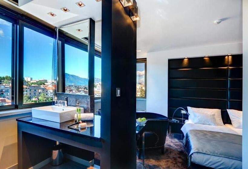 Номер Superior Вид на Город, The View Luxury Rooms