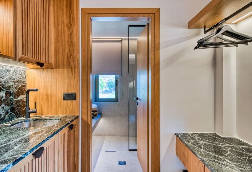 Люкс Повышенной Комфортности, Capital Luxury Suites