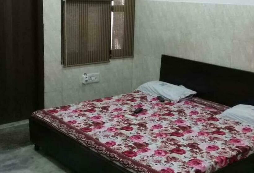 Номер Deluxe, Grg Kunj Residency Mathura Near Railway Juction 950m