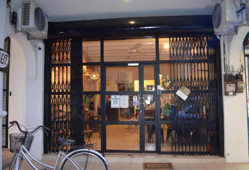 Кровать в Общей Комнате, Dou Houz   Hostel
