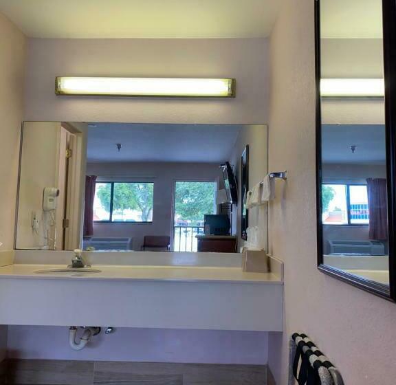 חדר דחוקס עם מיטת קינג, Regency Inn