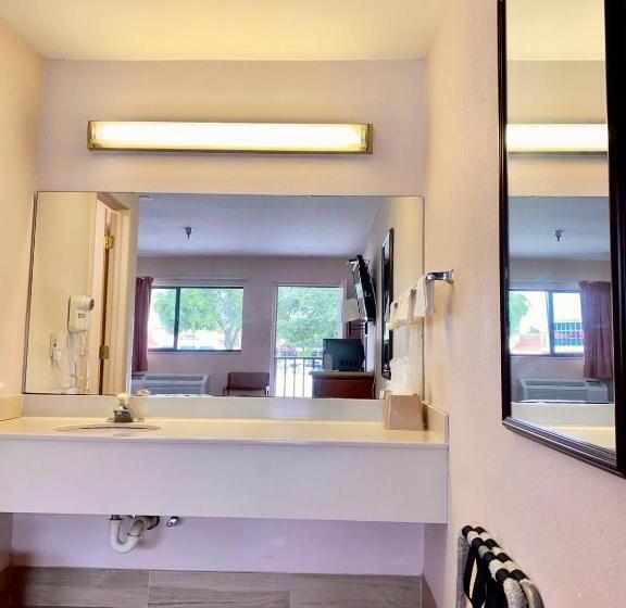 חדר דלוקס, Regency Inn