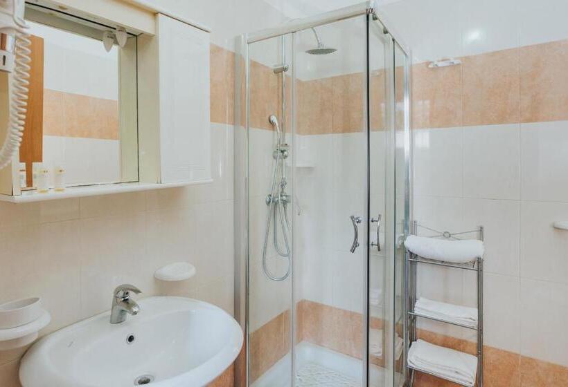 اتاق استاندارد سه تخته با چشم‌انداز باغ, B&b Nuovo Reale   Centro Storico