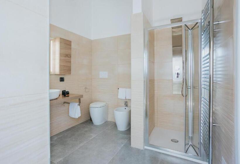 اتاق لوکس با وان آب گرم, B&b Nuovo Reale   Centro Storico