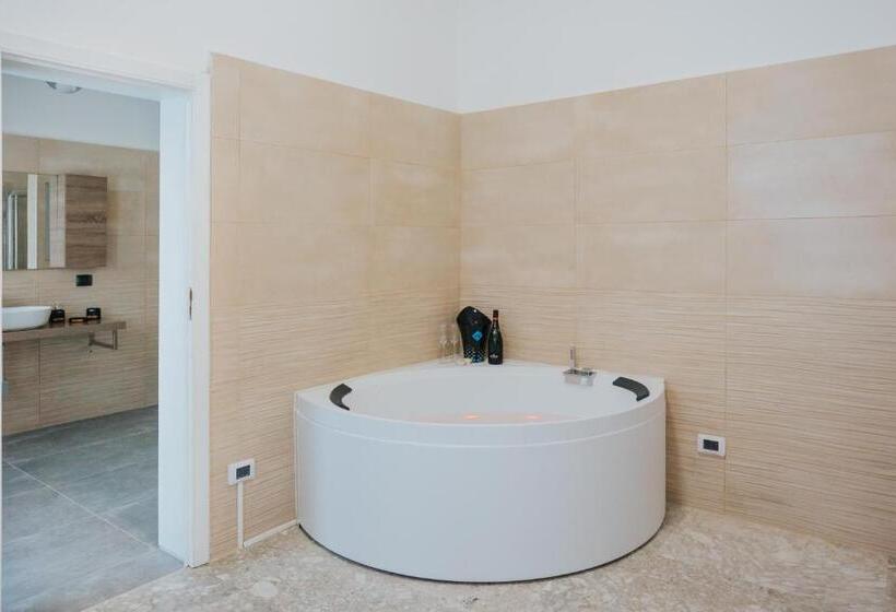 اتاق لوکس با وان آب گرم, B&b Nuovo Reale   Centro Storico