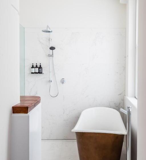 스탠다드 룸 킹사이즈 침대, The Old Clare Hotel, Independent Collection By Evt
