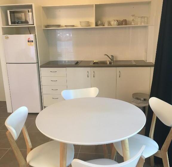 Апартаменты Deluxe 1 Спальня, Chez Noosa Resort Motel