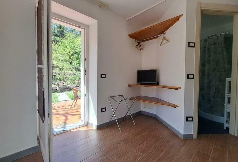 Трехместный Номер Стандарт с Балконом, B&b La Casina Rosa La Spezia