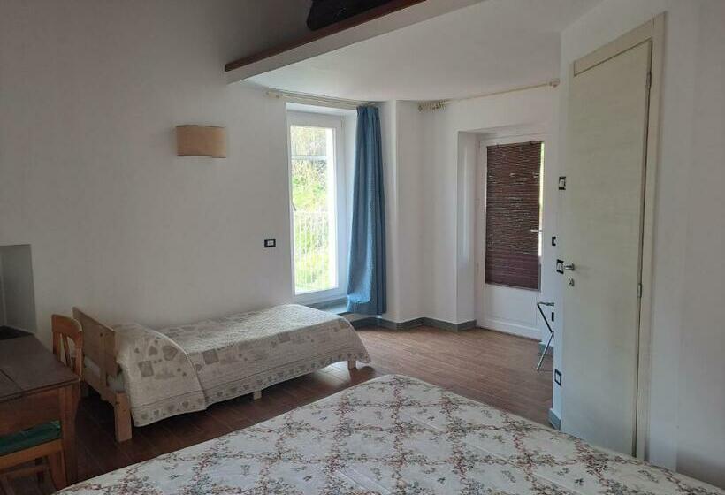 Трехместный Номер Стандарт с Балконом, B&b La Casina Rosa La Spezia