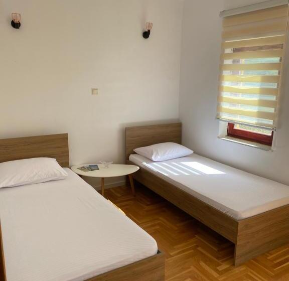 اتاق استاندارد, Sarah Apartments