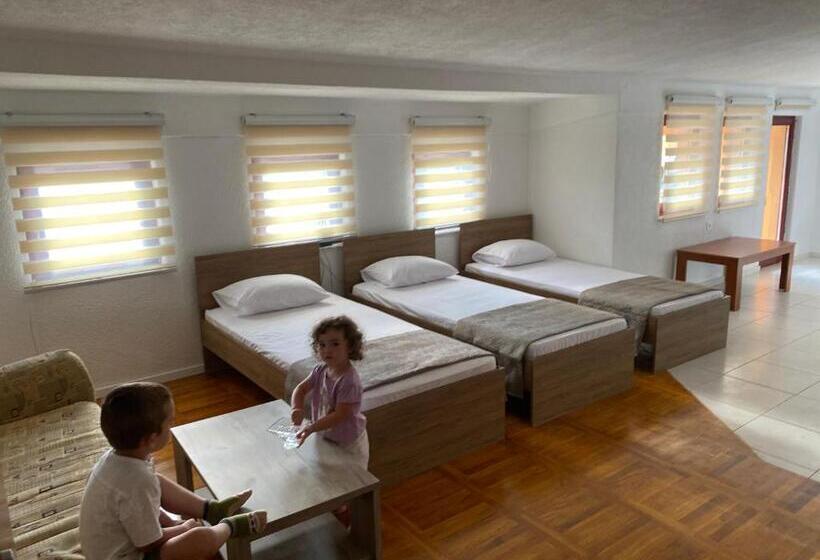 اتاق استاندارد سه نفره, Sarah Apartments