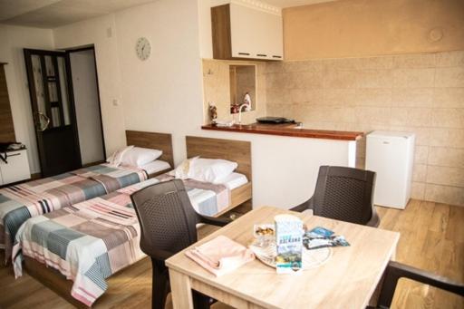 اتاق استاندارد چهار تخته, Sarah Apartments