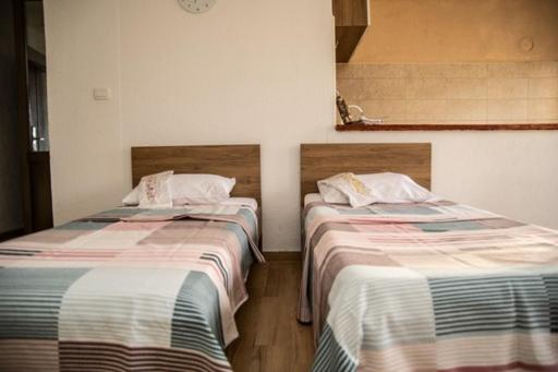 اتاق استاندارد چهار تخته, Sarah Apartments