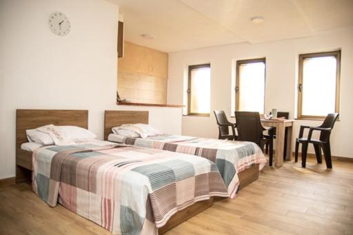 اتاق استاندارد چهار تخته, Sarah Apartments