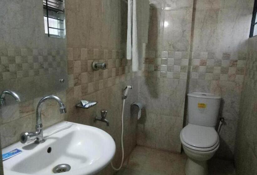 اتاق لوکس با تخت بزرگ, Royal Living Hotel & Suites