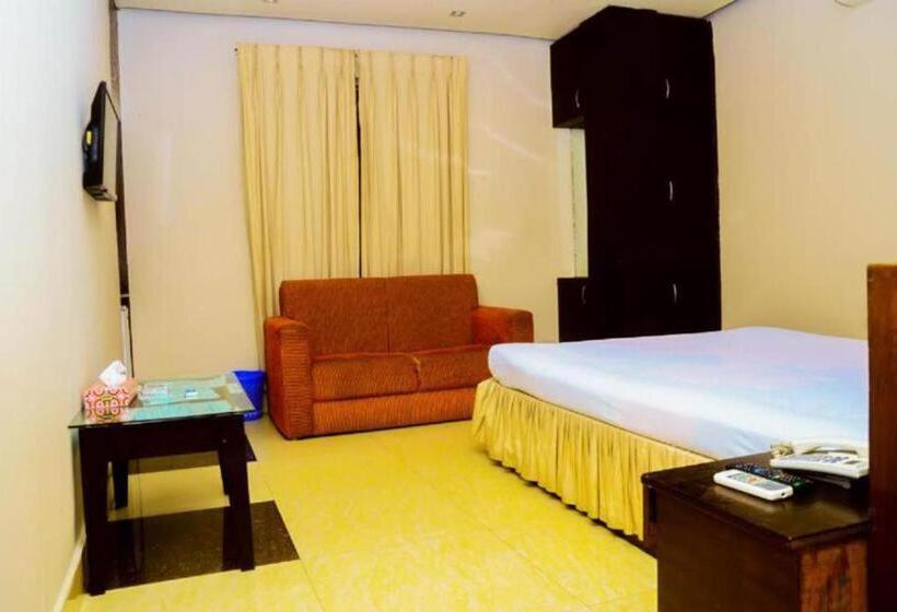 اتاق لوکس با تخت بزرگ, Royal Living Hotel & Suites