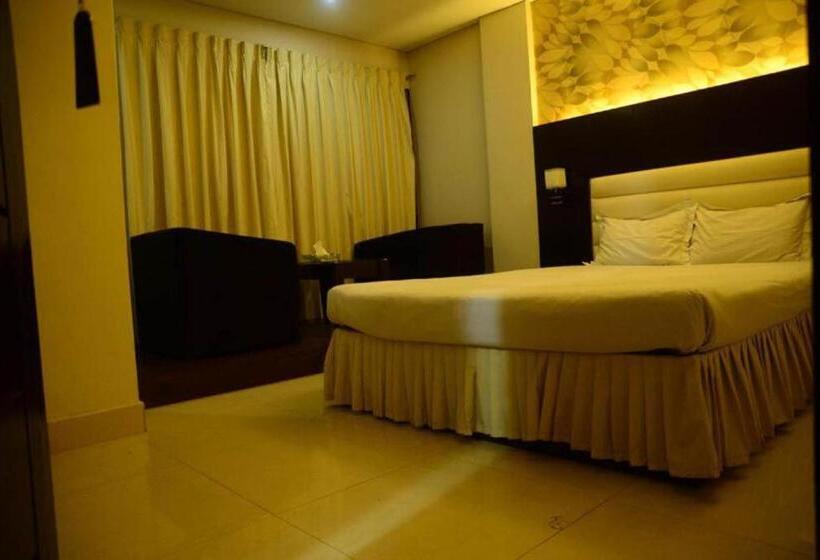 اتاق لوکس با تخت بزرگ, Royal Living Hotel & Suites