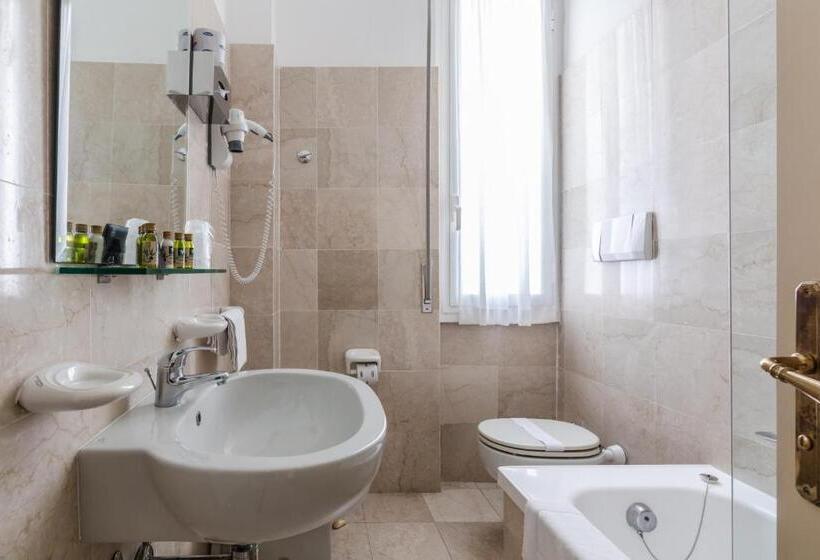 اتاق لوکس با چشم‌انداز دریا, Hotiday Hotel Alassio