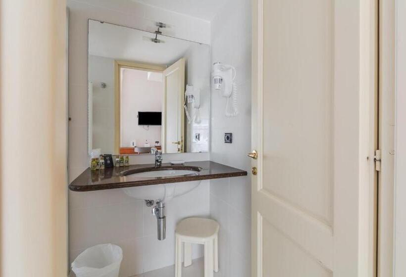 اتاق لوکس با چشم‌انداز دریا, Hotiday Hotel Alassio