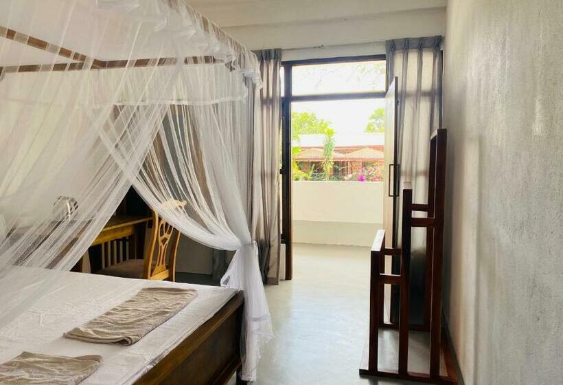 اتاق لوکس با بالکن, Rams Resort