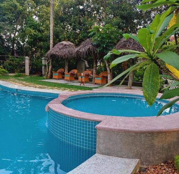 Люкс с Балконом, Marari Beach Bungalow Resort Alleppey