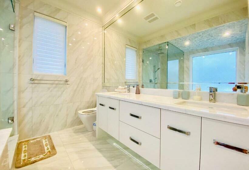 اتاق سوپریور, Vancouver Shangrila House