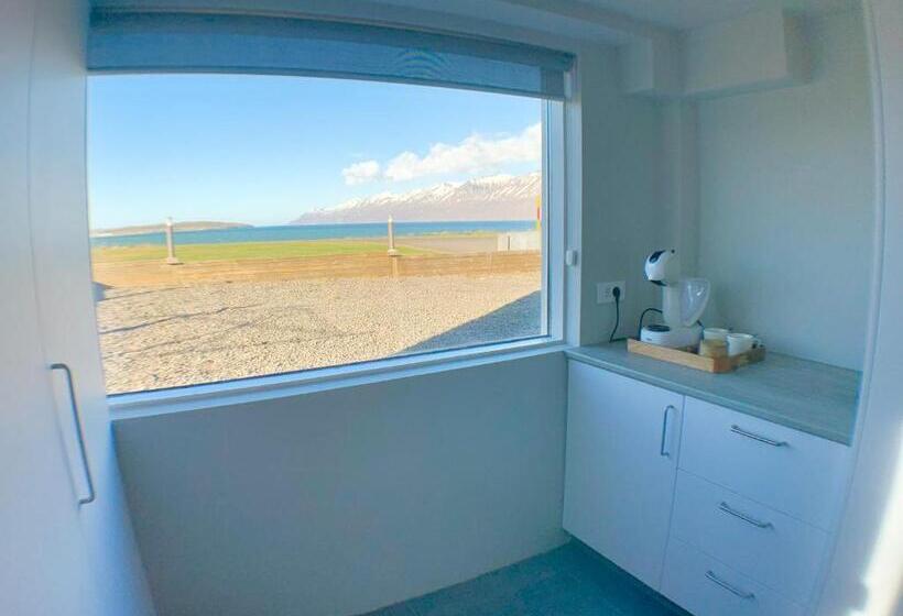 اتاق لوکس با چشم‌انداز دریا, Waterfront Fjord House