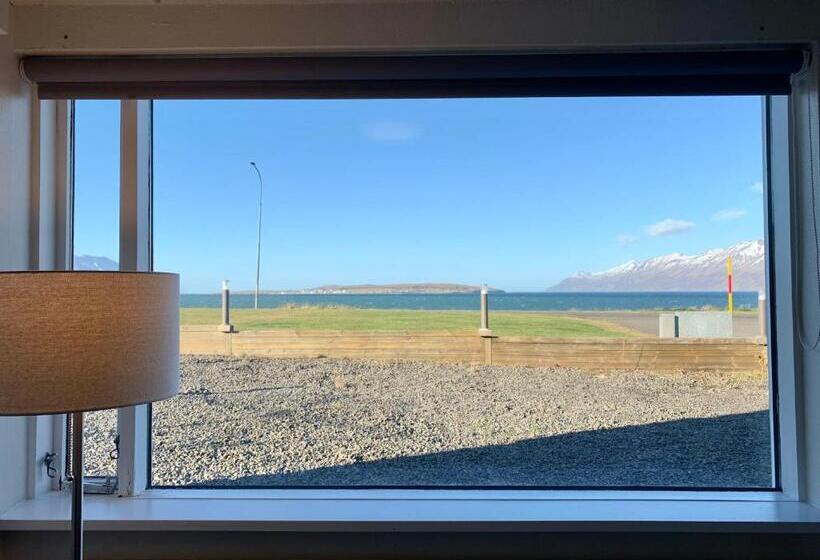 اتاق لوکس با چشم‌انداز دریا, Waterfront Fjord House