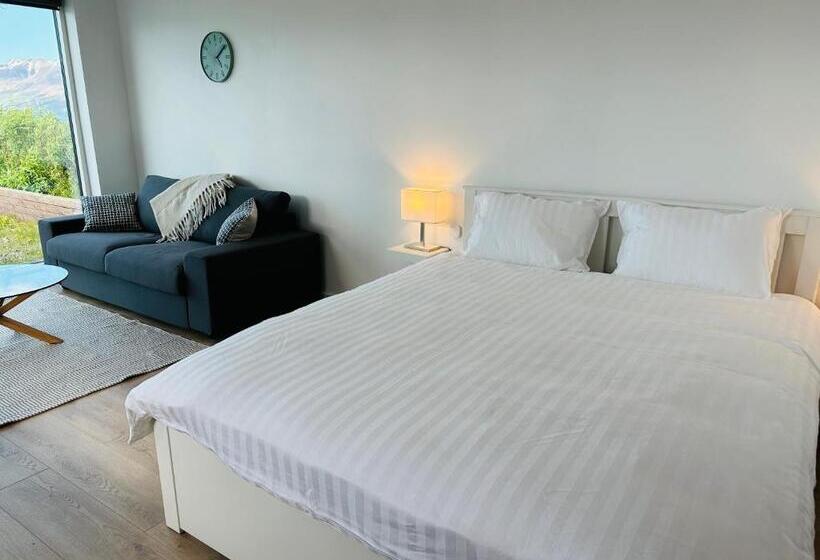 استودیوی استاندارد با چشم‌انداز دریا, Waterfront Fjord House