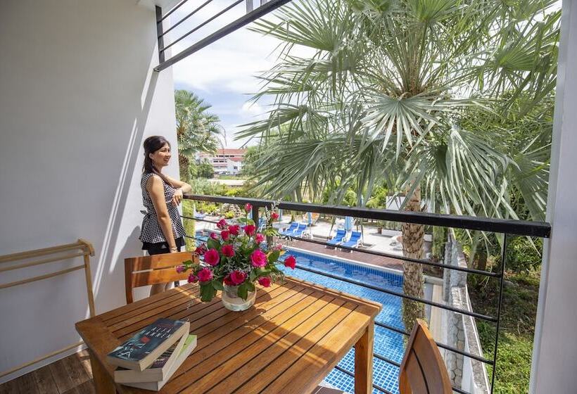 غرفة ديلوكس مطلة على حمام السباحة, Sungthong Kamala Beach Resort