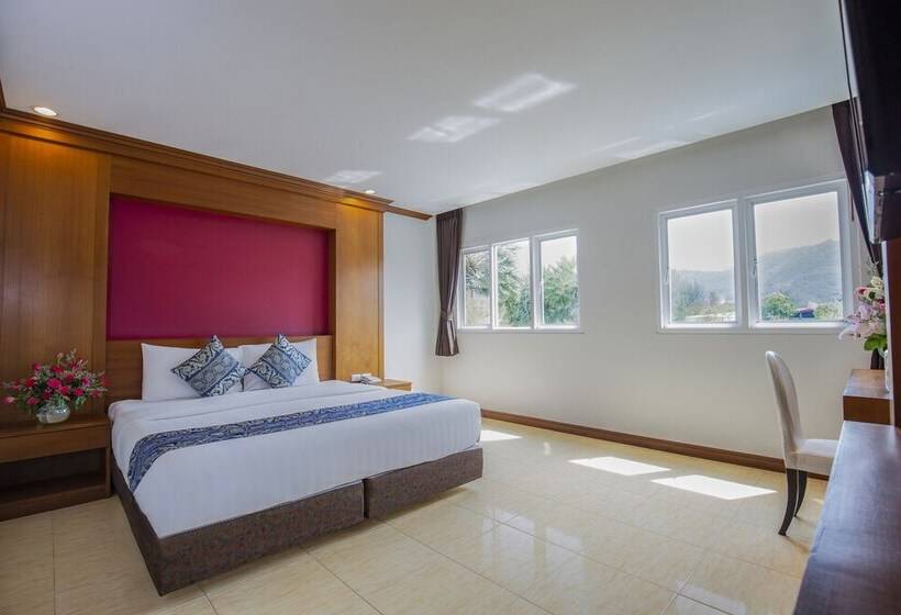 غرفة ديلوكس مطلة على حمام السباحة, Sungthong Kamala Beach Resort