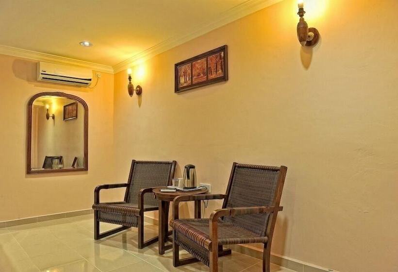 اتاق استاندارد سه نفره, Penarak Bamboo Beach Motel