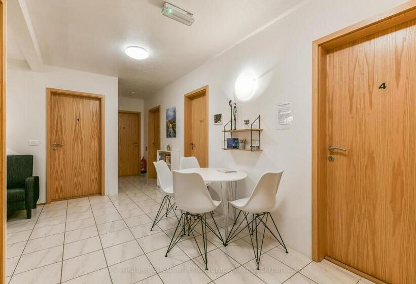 اتاق استاندارد سه تخته با سرویس بهداشتی مشترک, Garður Guesthouse