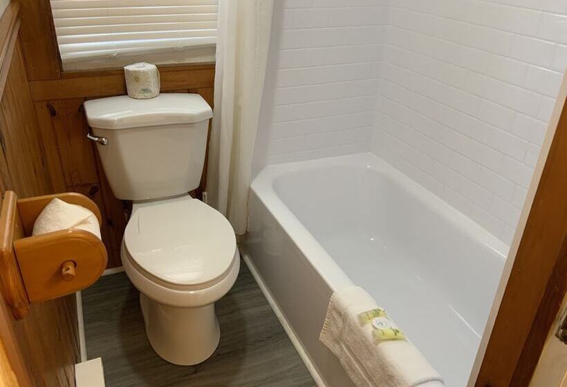Suite with lake view, Tally Ho Inn