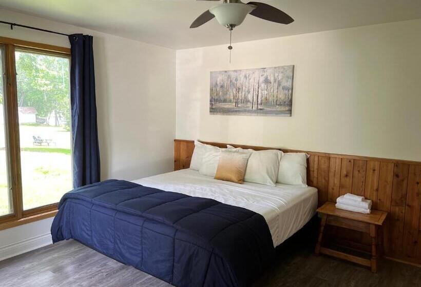 Suite with lake view, Tally Ho Inn