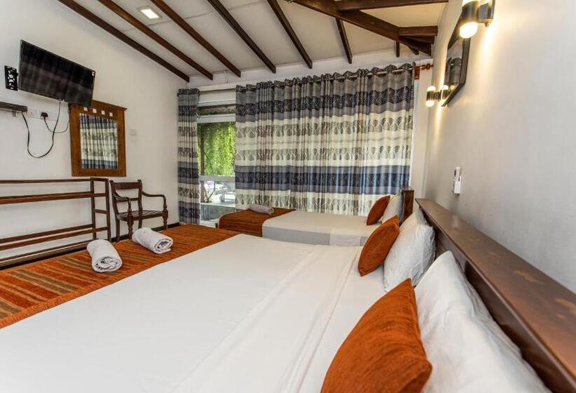 Deluxe Triple Room, Avon Villa