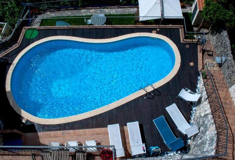 اتاق استاندارد با بالکن و چشم‌انداز دریا, Residence Zelzar