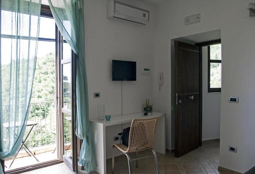 اتاق استاندارد با بالکن و چشم‌انداز دریا, Residence Zelzar