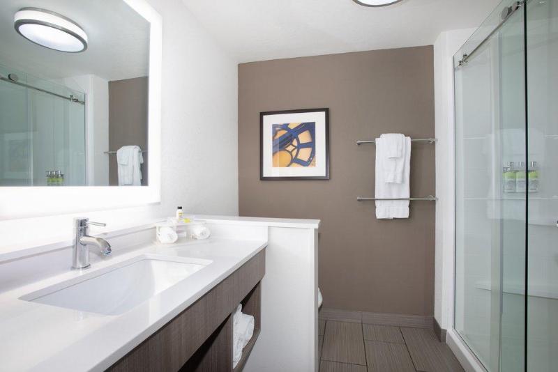 Номер Стандарт Адаптированный для Инвалидов, Holiday Inn Express & Suites Great Bend, An Ihg