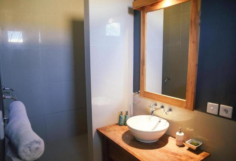 Трехместный Номер Стандарт Боковой Вид на Море, Pesona Beach Resort & Spa