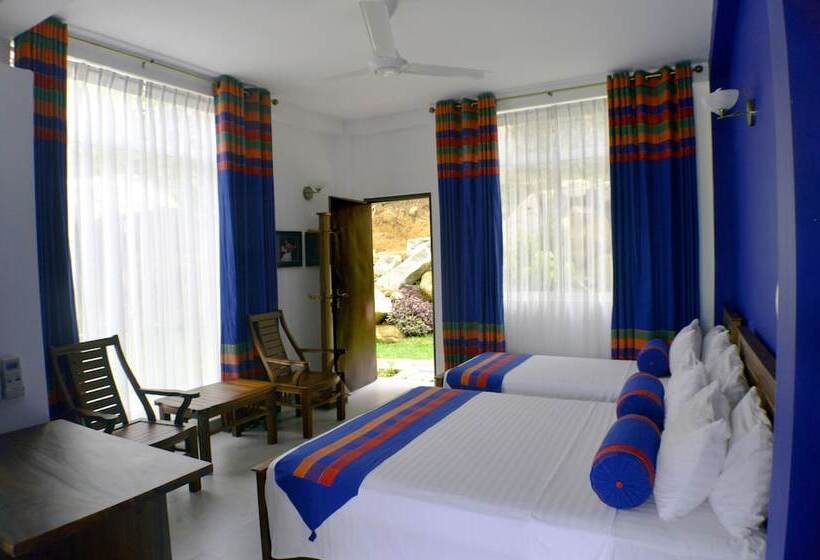 اتاق استاندارد سه نفره, Villa Baywatch Rumassala