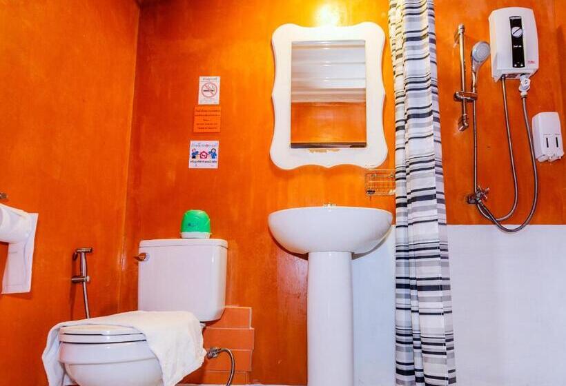 اتاق اکونومی, Retro Box Hotel Chumphon